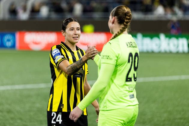 260930 Tabitha Michelle Tindell and goalkeeper Hanna Karlsson of Häcken after the Women s Champions League football match between Häcken and Juventus on September 30, 2026 in Göteborg. Photo: Michael Erichsen BILDBYRAN COP 89 MI1032 fotboll football soccer fotball uefa womens champions league häcken juventus dam bbeng fotboll football soccer fotball uefa womens champions league häcken juventus dam bbeng Copyright: MICHAELxERICHSEN BB260930MI087