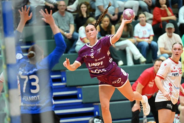 30.09.2026,GER, Handball, Frauen, DHB-Pokal, Saison 2026 2027, 2. Spieltag, HSV Solingen Gräfrath 76 vs. TuS Metzingen Lotta Röpcke Roepcke (TuS Metzingen 9), im Zweikampf gegen Liv-Stine Eckardt Torwartin (HSV Solingen-Gräfrath 73), Solingen Klingenhalle NRW Deutschland Germany Copyright: xNordphoto Meuterx