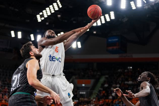 BKT EuroCup: Ratiopharm Ulm vs. Balkan Botevgrad; 30.09.2026 Ulm, GERMANY - 30. September 2026: Oluwasimisola Shittu (ratiopharm Ulm, 45) am Korb beim Abschluss während dem Spiel zwischen Ratiopharm Ulm und Balkan Botevgrad am 1. Spieltag des BKT EuroCup in der ratiopharm Arena Ulm. Copyright: xBEAUTIFULxSPORTS Steinx