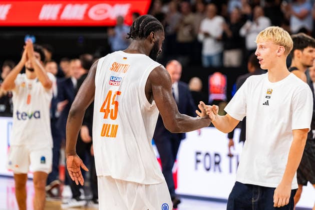 BKT EuroCup: Ratiopharm Ulm vs. Balkan Botevgrad; 30.09.2026 Ulm, GERMANY - 30. September 2026: Oluwasimisola Shittu (ratiopharm Ulm, 45) und Teo Milicic (ratiopharm Ulm, 4) beim abschlagen nach dem 98:84 Sieg dem Spiel zwischen Ratiopharm Ulm und Balkan Botevgrad am 1. Spieltag des BKT EuroCup in der ratiopharm Arena Ulm. Copyright: xBEAUTIFULxSPORTS Steinx