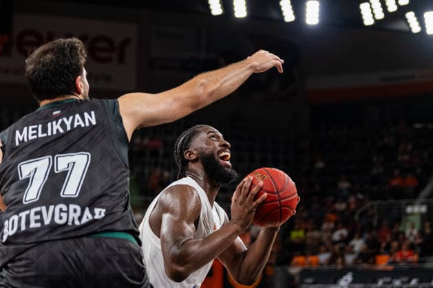 BKT EuroCup: Ratiopharm Ulm vs. Balkan Botevgrad; 30.09.2026 Ulm, GERMANY - 30. September 2026: Oluwasimisola Shittu (ratiopharm Ulm, 45) im Duell um den Ball mit Yura Melikyan (Balkan Botevgrad, 77) während dem Spiel zwischen Ratiopharm Ulm und Balkan Botevgrad am 1. Spieltag des BKT EuroCup in der ratiopharm Arena Ulm. Copyright: xBEAUTIFULxSPORTS Steinx