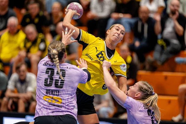 Dortmund, 30.09.2026, Handball, Damen, DHB-Pokal, 2. Runde , BVB Borussia Dortmund - SV Union Halle-Neustadt Dana Bleckmann (BVB, 66) beim Wurf aus dem Rückraum gegen Nele Wenzel (SV Union Halle-Neustadt, 33)