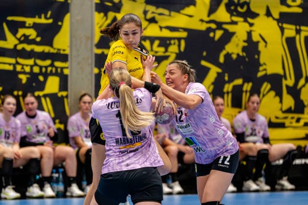 Dortmund, 30.09.2026, Handball, Damen, DHB-Pokal, 2. Runde , BVB Borussia Dortmund - SV Union Halle-Neustadt Iva Mladenovska (BVB, 19) im Zweikampf mit Viktoria Marksteiner (SV Union Halle-Neustadt, 10) und Ilona Kieffer (SV Union Halle-Neustadt, 72)