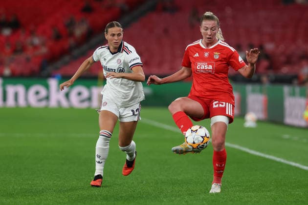 Lisbon, Portugal - September 30: Klara Bühl (FC Bayern München), Chandra Davidson (SL Benfica) in action, with the ball during the UEFA Women s Champions League 2026 27, League Phase Matchday 2 match between SL Benfica and FC Bayern Munich on 30 September 24, 2026 in Lisbon, Portugal Copyright: HMBxMedia JoaquimxFerreira