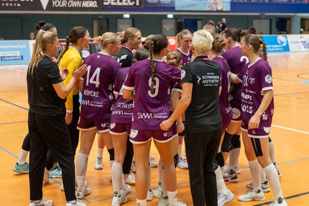 Miriam Hirsch (TuS Metzingen, Trainerin) versucht ihre Spielerinnen noch einmal zu motivieren. HSV Solingen Graefrath 76 vs. TuS Metzingen, DHB Pokal Frauen, 02. Runde, Saison 2026 2027, 30.09.2026 HSV Solingen Graefrath 76 vs. TuS Metzingen, DHB Pokal Frauen, 02. Runde, Saison 2026 2027, 30.09.2026 Solingen Copyright: xEibner-Pressefoto ThomasxHaeslerx EP_THR