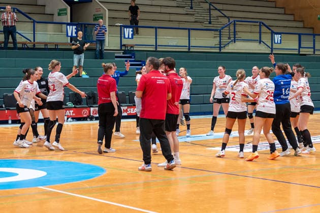 Die Mannschaft des HSV Solingen Graefrath feiert den Sieg und das Weiterkommen im Pokal. HSV Solingen Graefrath 76 vs. TuS Metzingen, DHB Pokal Frauen, 02. Runde, Saison 2026 2027, 30.09.2026 HSV Solingen Graefrath 76 vs. TuS Metzingen, DHB Pokal Frauen, 02. Runde, Saison 2026 2027, 30.09.2026 Solingen Copyright: xEibner-Pressefoto ThomasxHaeslerx EP_THR