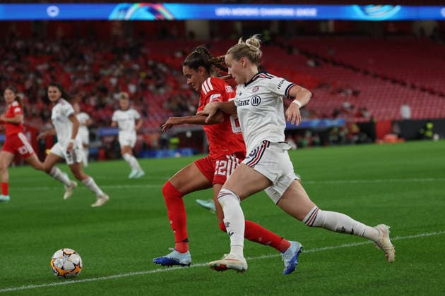 Lisbon, Portugal - September 30: Diana Gomes (SL Benfica), Franziska Kett (FC Bayern München) battles for the Ball during the UEFA Women s Champions League 2026 27, League Phase Matchday 2 match between SL Benfica and FC Bayern Munich on 30 September 24, 2026 in Lisbon, Portugal Copyright: HMBxMedia JoaquimxFerreira