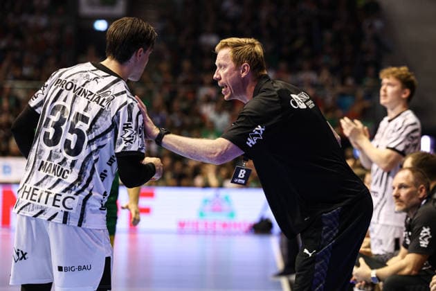 Trainer Borge Lund (THW Kiel) mit Domen Makuc (THW Kiel,35) - Handball Bundesliga Saison 2026-2027 SC Magdeburg vs. THW Kiel in der GETEC Arena in Magdeburg - Handball,Deutschland,30.09.2026