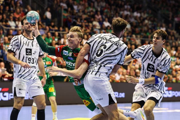 Gisli Kristjansson (SC Magdeburg,10) gegen Harald Reinkind (M.,THW Kiel,6) und Julian Köster (THW Kiel,7) - Handball Bundesliga Saison 2026-2027 SC Magdeburg vs. THW Kiel in der GETEC Arena in Magdeburg - Aktion,Handball,Deutschland,30.09.2026