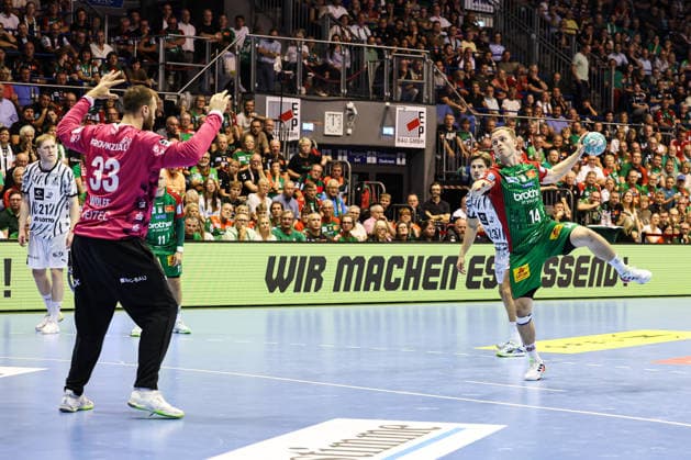 Omar Ingi Magnusson (SC Magdeburg,14) gegen Torwart Andreas Wolff (THW Kiel,33) - Handball Bundesliga Saison 2026-2027 SC Magdeburg vs. THW Kiel in der GETEC Arena in Magdeburg - Aktion,Handball,Deutschland,30.09.2026