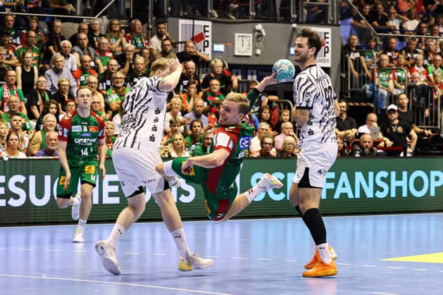 Gisli Kristjansson (SC Magdeburg,10) gegen Eric Johansson (l.,THW Kiel,21) und Veron Nacinovic (THW Kiel,93) - Handball Bundesliga Saison 2026-2027 SC Magdeburg vs. THW Kiel in der GETEC Arena in Magdeburg - Aktion,Handball,Deutschland,30.09.2026