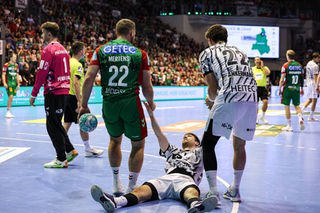 v.l. Lukas Mertens (SC Magdeburg,22), Lukas Zerbe (THW Kiel,24), Rasmus Ankermann (THW Kiel,22) - Handball Bundesliga Saison 2026-2027 SC Magdeburg vs. THW Kiel in der GETEC Arena in Magdeburg - Aktion,Handball,Deutschland,30.09.2026