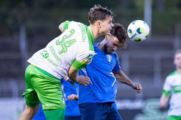 2026.09.30, xkwix, Fußball, Krombacher Westfalenpokal, SC Herford - FC Gütersloh, Ludwig-Jahn-Stadion, Achtelfinale, Saison 2026 2027: Jannik Borgmann (FC Gütersloh 34) beim Kopfball im Zweikampf DFB regulations prohibit any use of photographs as image sequences and or quasi-video. Photo: xKamilxWilkowskixPressefotoKochx Nordrhein-Westfalen Deutschland