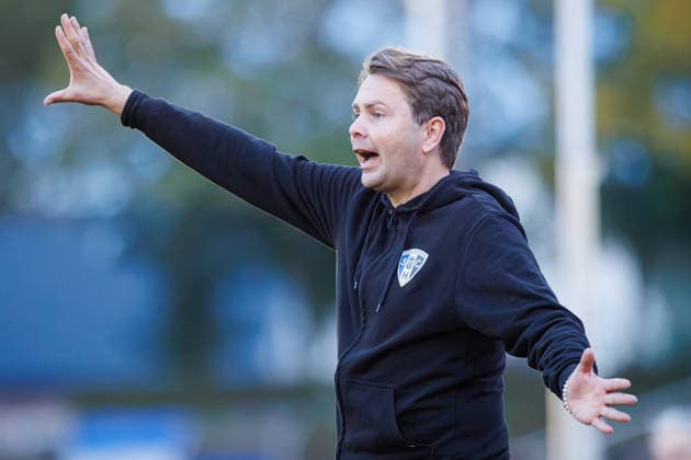 2026.09.30, xkwix, Fußball, Krombacher Westfalenpokal, SC Herford - FC Gütersloh, Ludwig-Jahn-Stadion, Achtelfinale, Saison 2026 2027: Tim Daseking (SC Herford Trainer) gestiukulierend enttaeuscht DFB regulations prohibit any use of photographs as image sequences and or quasi-video. Photo: xKamilxWilkowskixPressefotoKochx Nordrhein-Westfalen Deutschland