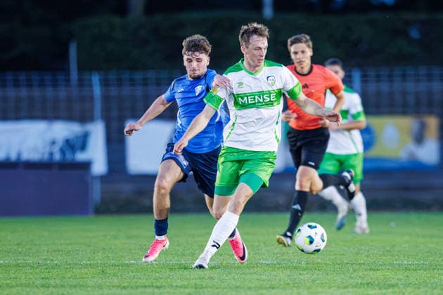 2026.09.30, xkwix, Fußball, Krombacher Westfalenpokal, SC Herford - FC Gütersloh, Ludwig-Jahn-Stadion, Achtelfinale, Saison 2026 2027: Hannes John (FC Gütersloh 25) im Zweikampf gegen Redon Latifaj (SC Herford 8) DFB regulations prohibit any use of photographs as image sequences and or quasi-video. Photo: xKamilxWilkowskixPressefotoKochx Nordrhein-Westfalen Deutschland