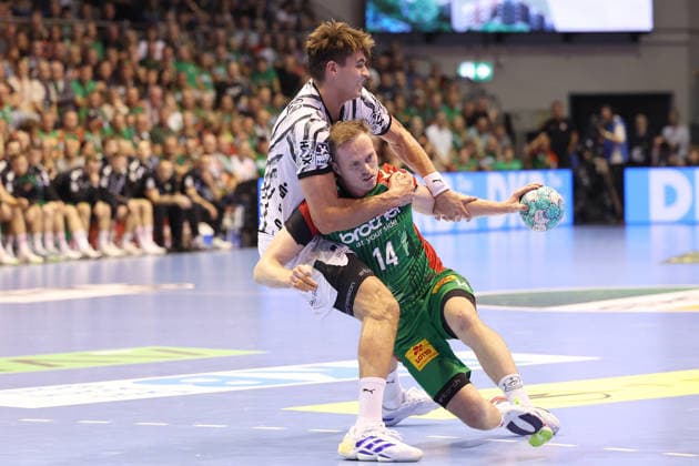 30.09.2026, xBHAx, Handball, Opel HBL, Saison 2026 2027, 1.HBL, SC Magdeburg - THW Kiel, GETEC Arena: Julian Köster (THW Kiel 7) in der Abwehr gegen Omar Ingi Magnusson (SC Magedurg 14) Sachsen-Anhalt Deutschkand