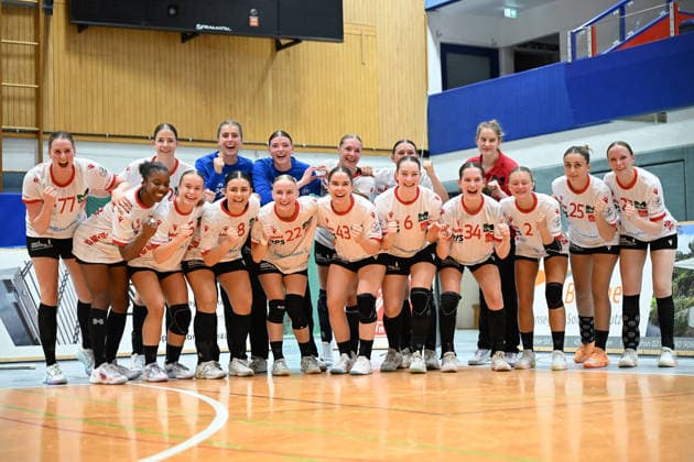 30.09.2026,GER, Handball, Frauen, DHB-Pokal, Saison 2026 2027, 2. Spieltag, HSV Solingen Gräfrath 76 vs. TuS Metzingen die Solingerinnen haben 34:32 gewonnen und freuen sich und posieren für ein Gruppenfoto Solingen Klingenhalle NRW Deutschland Germany Copyright: xNordphoto Meuterx