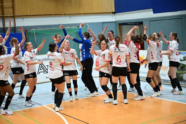 30.09.2026,GER, Handball, Frauen, DHB-Pokal, Saison 2026 2027, 2. Spieltag, HSV Solingen Gräfrath 76 vs. TuS Metzingen die Solingerinnen haben 34:32 gewonnen und freuen sich Solingen Klingenhalle NRW Deutschland Germany Copyright: xNordphoto Meuterx