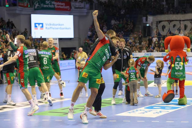 30.09.2026, xgox, Handball Opel HBL, SC Magdeburg - THW Kiel emspor, v.l. Matej Mandic (Magdeburg, 12), Antonio Serradilla Cuenca (Magdeburg, 15) Jubel ueber den Sieg, Jubel nach Spielende Magdeburg