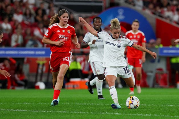 Lisbon, Portugal - September 30: Carolina Tristao (SL Benfica), Linda Dallmann (FC Bayern München) in action, with the ball. during the UEFA Women s Champions League 2026 27, League Phase Matchday 2 match between SL Benfica and FC Bayern Munich on 30 September 24, 2026 in Lisbon, Portugal Copyright: HMBxMedia JoaquimxFerreira