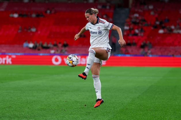 Lisbon, Portugal - September 30: Klara Bühl (FC Bayern München) in action, with the ball during the UEFA Women s Champions League 2026 27, League Phase Matchday 2 match between SL Benfica and FC Bayern Munich on 30 September 24, 2026 in Lisbon, Portugal Copyright: HMBxMedia JoaquimxFerreira