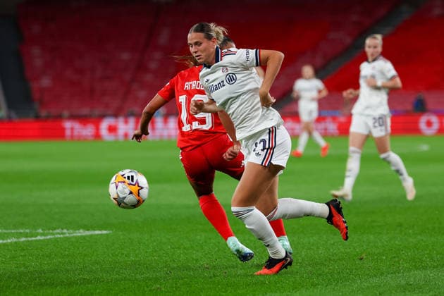 Lisbon, Portugal - September 30: Catarina Amado (SL Benfica), Klara Bühl (FC Bayern München) in action, with the ball during the UEFA Women s Champions League 2026 27, League Phase Matchday 2 match between SL Benfica and FC Bayern Munich on 30 September 24, 2026 in Lisbon, Portugal Copyright: HMBxMedia JoaquimxFerreira