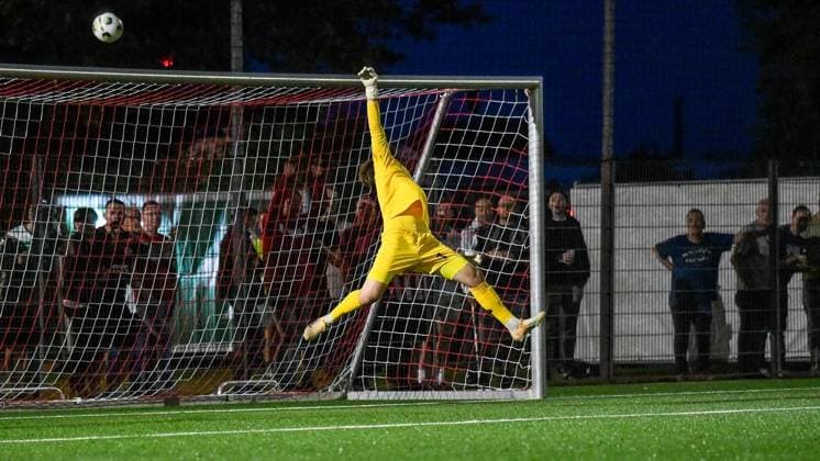 Fußball, SV Haldern - RW Oberhausen ** NUR FÜR REDAKTIONELLE ZWECKE ** EDITORIAL USE ONLY **<p>Der Halderner Fußballspieler Veit Boßmann 11 (Mitte) im Kampf und mit Schuss auf das Tor. Im Fußball-Niederrheinpokal spielen SV Haldern gegen RW Oberhausen (schwarze Trikots) im Lindenstadion am Mittwoch, 30.09.2026 in Rees-Haldern. Deutschland NRW Haldern Copyright: MarkusxJoosten