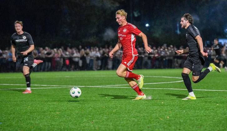 Fußball, SV Haldern - RW Oberhausen ** NUR FÜR REDAKTIONELLE ZWECKE ** EDITORIAL USE ONLY **<p>Der Halderner Fußballspieler Veit Boßmann 11 (Mitte) im Kampf und mit Schuss auf das Tor. Im Fußball-Niederrheinpokal spielen SV Haldern gegen RW Oberhausen (schwarze Trikots) im Lindenstadion am Mittwoch, 30.09.2026 in Rees-Haldern. Deutschland NRW Haldern Copyright: MarkusxJoosten