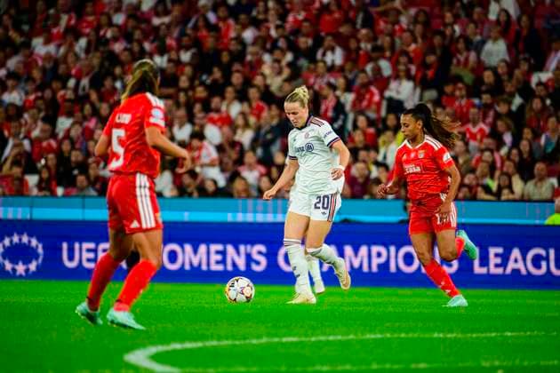 September 30, 2026, Lisbon, Lisbon, Portugal: Franziska Kett of Bayern Munchen in control of the ball during the UEFA Womens Champions League match between SL Benfica and Bayern Munchen at the EstoÂ¡dio da Luz on September 30, 2026 in Lisbon, Portugal. Lisbon Portugal - ZUMAr200 20260930_zsp_r200_013 Copyright: xNunoxReisinhox