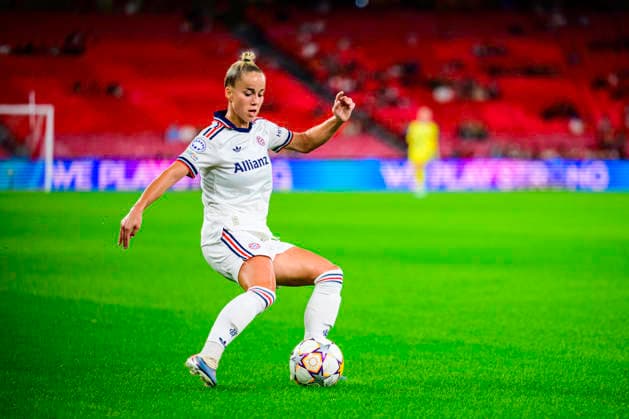 September 30, 2026, Lisbon, Lisbon, Portugal: Giulia Gwinn of Bayern Munchen in control of the ball during the UEFA Womens Champions League match between SL Benfica and Bayern Munchen at the EstoÂ¡dio da Luz on September 30, 2026 in Lisbon, Portugal. Lisbon Portugal - ZUMAr200 20260930_zsp_r200_019 Copyright: xNunoxReisinhox