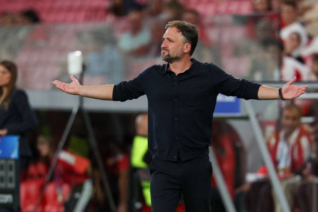 Lisbon, Portugal - September 30: coachJose Barcala (FC Bayern München) gestures, gives instructions, gesticulate dissapointed during the UEFA Women s Champions League 2026 27, League Phase Matchday 2 match between SL Benfica and FC Bayern Munich on 30 September 24, 2026 in Lisbon, Portugal Copyright: HMBxMedia JoaquimxFerreira