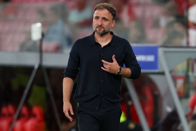 Lisbon, Portugal - September 30: coachJose Barcala (FC Bayern München) gestures, gives instructions, gesticulate dissapointed during the UEFA Women s Champions League 2026 27, League Phase Matchday 2 match between SL Benfica and FC Bayern Munich on 30 September 24, 2026 in Lisbon, Portugal Copyright: HMBxMedia JoaquimxFerreira