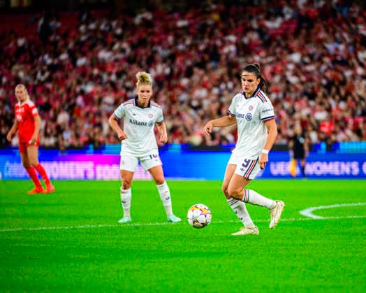 September 30, 2026, Lisbon, Lisbon, Portugal: Jovana Damnjanovic of Bayern Munchen in control of the ball during the UEFA Womens Champions League match between SL Benfica and Bayern Munchen at the EstoÂ¡dio da Luz on September 30, 2026 in Lisbon, Portugal. Lisbon Portugal - ZUMAr200 20260930_zsp_r200_020 Copyright: xNunoxReisinhox