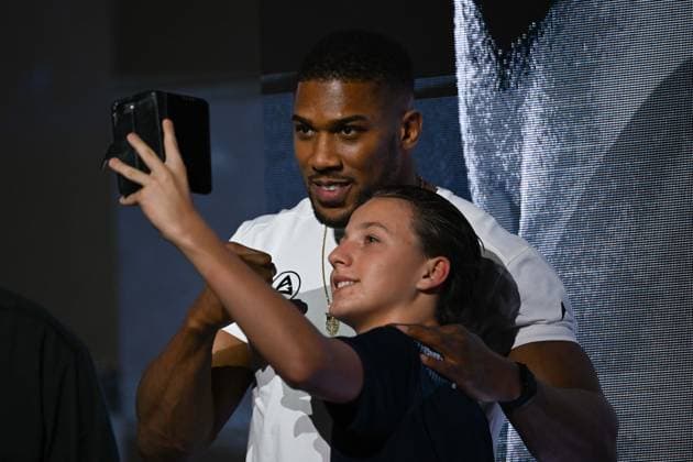 Tyson Fury and Anthony Joshua hold press conference, PK, Pressekonferenz in London before December clash LONDON, UK - SEPTEMBER 30: Anthony Joshua poses for selfies during a press conference ahead of his bout against Tyson Fury at Principality Stadium in Cardiff on December 11, 2026, held at British Airways ARC, Olympia in London, United Kingdom, on September 30, 2026. Rasid Necati Aslim Anadolu London United Kingdom. Editorial use only. Please get in touch for any other usage.  Copyright: x2026xAnadoluxRasidxNecatixAslimx