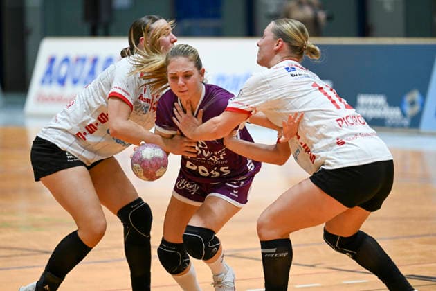 30.09.2026,GER, Handball, Frauen, DHB-Pokal, Saison 2026 2027, 2. Spieltag, HSV Solingen Gräfrath 76 vs. TuS Metzingen Johanna Farkas (TuS Metzingen 19), im Zweikampf gegen Emma Elisabeth Schwitzer (HSV Solingen-Gräfrath 14), Solingen Klingenhalle NRW Deutschland Germany Copyright: xNordphoto Meuterx