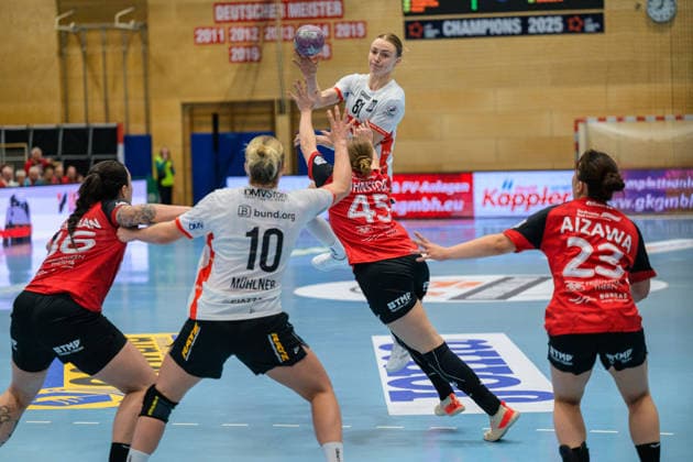 Karolina Jurenczyk (HSG Blomberg-Lippe, 81) im Zuspiel mit Maxi Muehlner (HSG Blomberg-Lippe, 10), Marcela Arounian (Thueringer HC, 36), Jolina Huhnstock (Thueringer HC, 45), Jolina Huhnstock (Thueringer HC, 45) GER, Thueringer HC gegen HSG Blomberg-Lippe, Handball, DHB-Pokal, Saison 2026 2027, 2. Runde, Mittwoch, 19.00 Uhr, 30.09.2026 GER, Thueringer HC gegen HSG Blomberg-Lippe, Handball, DHB-Pokal, Saison 2026 2027, 2. Runde, Mittwoch, 19.00 Uhr, 30.09.2026 Bad Langensalza Copyright: xMartinxHerbstx