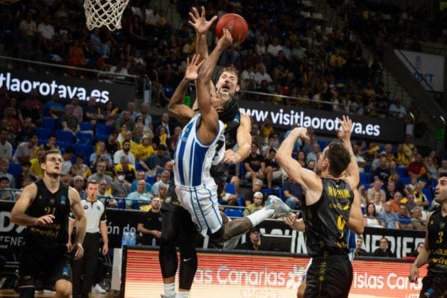 La Laguna Tenerife v Turk Telekom - BKT EuroCup SAN CRISTOBAL DE LA LAGUNA, SPAIN - SEPTEMBER 30: Harding Jerrick of Turk Telekom in action against Happ Ethan of La Laguna Tenerife during EuroCup basketball match between La Laguna Tenerife and Turk Telekom at Santiago Martín in San Cristobal de la Laguna, Canary Islands, Spain on September 30, 2026. Andres Gutierrez Anadolu San Cristobal de la Laguna Spain. Editorial use only. Please get in touch for any other usage.  Copyright: x2026xAnadoluxAndresxGutierrezx