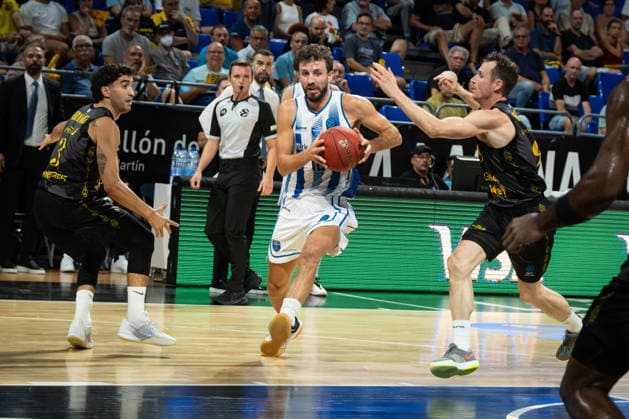 La Laguna Tenerife v Turk Telekom - BKT EuroCup SAN CRISTOBAL DE LA LAGUNA, SPAIN - SEPTEMBER 30: Dogus Ozdemiroglu of Turk Telekom in action against Huertas Marcelinho of La Laguna Tenerife during EuroCup basketball match between La Laguna Tenerife and Turk Telekom at Santiago Martín in San Cristobal de la Laguna, Canary Islands, Spain on September 30, 2026. Andres Gutierrez Anadolu San Cristobal de la Laguna Spain. Editorial use only. Please get in touch for any other usage.  Copyright: x2026xAnadoluxAndresxGutierrezx