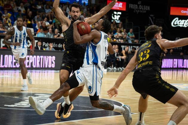 La Laguna Tenerife v Turk Telekom - BKT EuroCup SAN CRISTOBAL DE LA LAGUNA, SPAIN - SEPTEMBER 30: Harding Jerrick of Turk Telekom in action against Fitipaldo Bruno of La Laguna Tenerife during EuroCup basketball match between La Laguna Tenerife and Turk Telekom at Santiago Martín in San Cristobal de la Laguna, Canary Islands, Spain on September 30, 2026. Andres Gutierrez Anadolu San Cristobal de la Laguna Spain. Editorial use only. Please get in touch for any other usage.  Copyright: x2026xAnadoluxAndresxGutierrezx