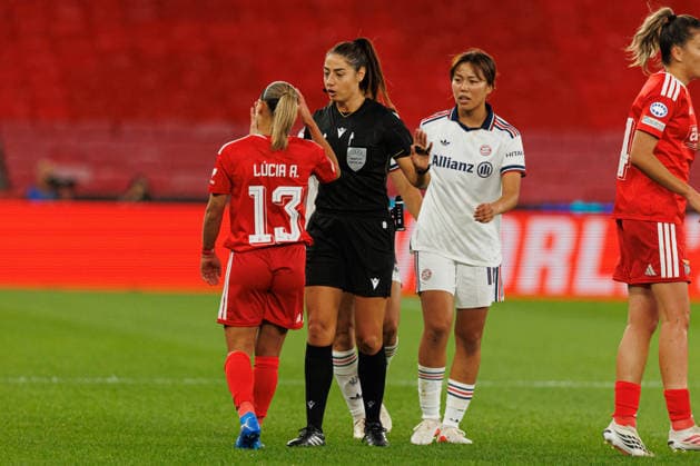Lucia Alves and Momoko Tanikawa seen during UEFA Women™s League game between teams of SL Benfica and Fc Bayern Munchen (Luis Loureiro Ball Raw Images) Lisboa Estadio da Luz Portugal Copyright: xLuisxLoureirox lloureiroSlbwBayernW-2478
