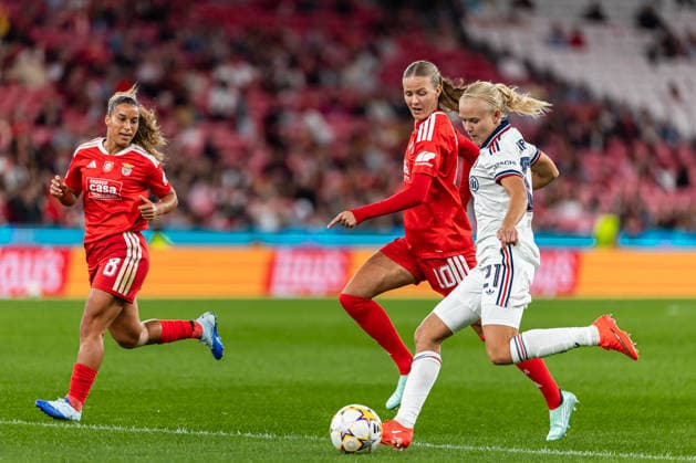 September 30, 2026, Lisbon, Lisbon, Portugal: Pernille Harder of FC Bayern Munchen passes the ball during the UEFA Womens Champions League 2026 27 League Group match between SL Benfica and FC Bayern Munchen at Estadio da Luz on September 30, 2026 in Lisbon, Portugal. Lisbon Portugal - ZUMAs391 20260930_znp_s391_027 Copyright: xCarlosxSilvax