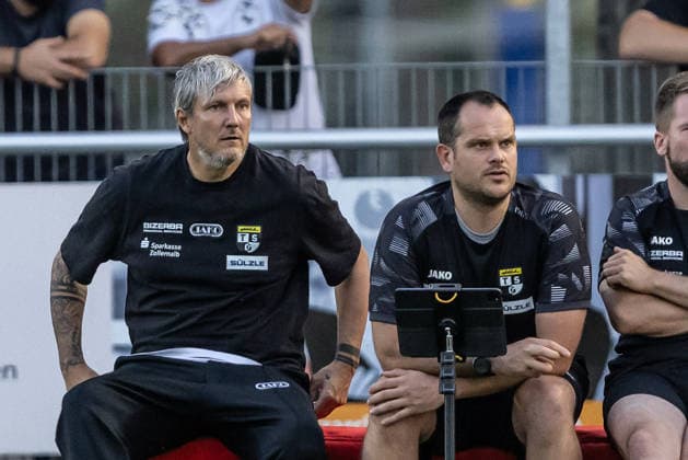 TSG Balingen vs. SSV Ulm 1846 Fußball, Fussball, Landespokal, WFV-Pokal, Achtelfinale, BIZERBA ARENA Balingen 30.09.26 v.l. Michael Schilling (TSG Balingen Fussball, Trainer), Fabian Fecker (TSG Balingen, Co-Trainer) TSG Balingen vs. SSV Ulm 1846 Fußball, Fussball, Landespokal, WFV-Pokal, Achtelfinale, BIZERBA ARENA Balingen 30.09.26 Foto: Lucca Fundel Balingen BIZERBA ARENA Baden-Württemberg Deutschland