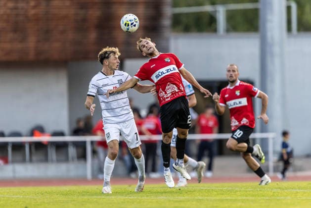 TSG Balingen vs. SSV Ulm 1846 Fußball, Fussball, Landespokal, WFV-Pokal, Achtelfinale, BIZERBA ARENA Balingen 30.09.26 v.l. Benjamin Goller (SSV Ulm 1846 Fußball, 07), Christian Derflinger (TSG Balingen Fussball, 27) TSG Balingen vs. SSV Ulm 1846 Fußball, Fussball, Landespokal, WFV-Pokal, Achtelfinale, BIZERBA ARENA Balingen 30.09.26 Foto: Lucca Fundel Balingen BIZERBA ARENA Baden-Württemberg Deutschland