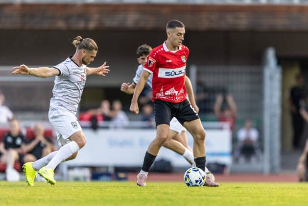 TSG Balingen vs. SSV Ulm 1846 Fußball, Fussball, Landespokal, WFV-Pokal, Achtelfinale, BIZERBA ARENA Balingen 30.09.26 v.l. Dennis Chessa (SSV Ulm 1846 Fußball, 11), Ferdinand Schmidt (TSG Balingen Fussball, 8) TSG Balingen vs. SSV Ulm 1846 Fußball, Fussball, Landespokal, WFV-Pokal, Achtelfinale, BIZERBA ARENA Balingen 30.09.26 Foto: Lucca Fundel Balingen BIZERBA ARENA Baden-Württemberg Deutschland