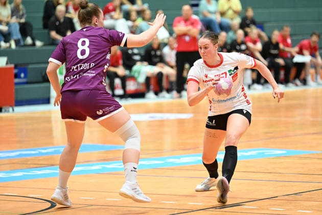 30.09.2026,GER, Handball, Frauen, DHB-Pokal, Saison 2026 2027, 2. Spieltag, HSV Solingen Gräfrath 76 vs. TuS Metzingen Vanessa Brandt (HSV Solingen-Gräfrath 77), im Zweikampf gegen Ida Petzold (TuS Metzingen 8), Solingen Klingenhalle NRW Deutschland Germany Copyright: xNordphoto Meuterx