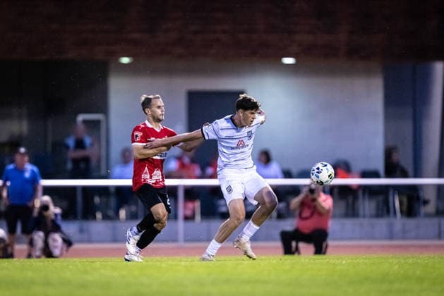 TSG Balingen vs. SSV Ulm 1846 Fußball, Fussball, Landespokal, WFV-Pokal, Achtelfinale, BIZERBA ARENA Balingen 30.09.26 v.l. Christian Derflinger (TSG Balingen Fussball, 27), Mateo Mrden (SSV Ulm 1846 Fußball, 28) TSG Balingen vs. SSV Ulm 1846 Fußball, Fussball, Landespokal, WFV-Pokal, Achtelfinale, BIZERBA ARENA Balingen 30.09.26 Foto: Lucca Fundel Balingen BIZERBA ARENA Baden-Württemberg Deutschland