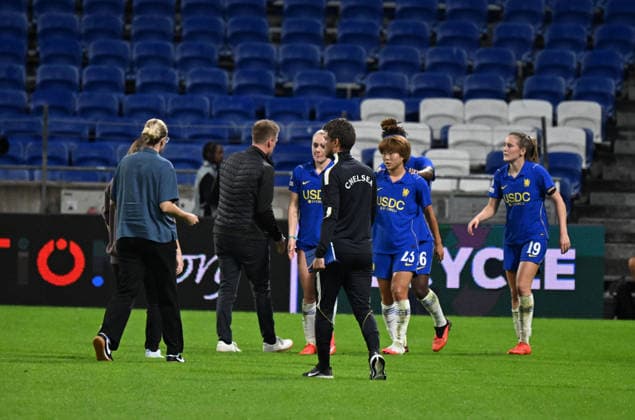 Football : OL Lyonnes women v Chelsea women - Women s champions league - 30 09 2026 Players of Chelsea after the UEFA Champions league womens match between OL Lyonnes women and Chelsea women at Groupama Stadium Decines Charpieu Lyon on September 30, 2026 , France LYONFrance  Copyright: xMouradxAllilix