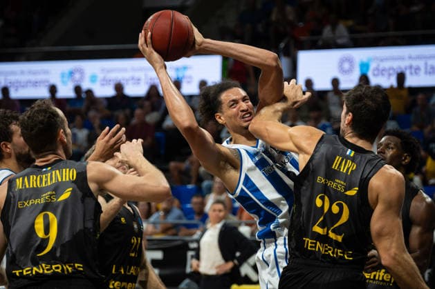 La Laguna Tenerife v Turk Telekom - BKT EuroCup SAN CRISTOBAL DE LA LAGUNA, SPAIN - SEPTEMBER 30: Ismael Bako of Turk Telekom in action against Ethan Happ of La Laguna Tenerife during EuroCup basketball match between La Laguna Tenerife and Turk Telekom at Santiago Martín in San Cristobal de la Laguna, Canary Islands, Spain on September 30, 2026. Andres Gutierrez Anadolu Canarias Spain. Editorial use only. Please get in touch for any other usage.  Copyright: x2026xAnadoluxAndresxGutierrezx