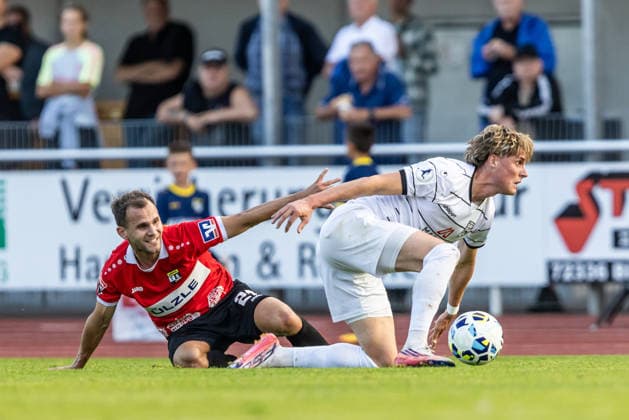 TSG Balingen vs. SSV Ulm 1846 Fußball, Fussball, Landespokal, WFV-Pokal, Achtelfinale, BIZERBA ARENA Balingen 30.09.26 v.l. Christian Derflinger (TSG Balingen Fussball, 27), Oliver Wähling (SSV Ulm 1846 Fußball, 10) TSG Balingen vs. SSV Ulm 1846 Fußball, Fussball, Landespokal, WFV-Pokal, Achtelfinale, BIZERBA ARENA Balingen 30.09.26 Foto: Lucca Fundel Balingen BIZERBA ARENA Baden-Württemberg Deutschland