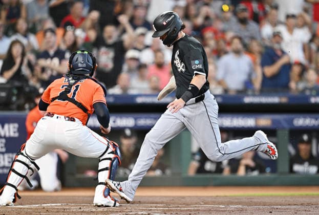 Chicago White Sox Miguel Vargas (20) scores on a two-rbi single by Andrew Benintendi against the Houston Astros in the first inning of an MLB, Baseball Herren, USA American League Wild Card game at Daikin Park in Houston, Texas, on Wednesday, September 30, 2026.  HOU20260930709 MARIAxLYSAKER